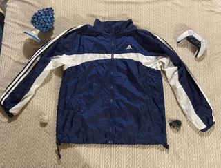 Giacca a vento Adidas blu e bianca