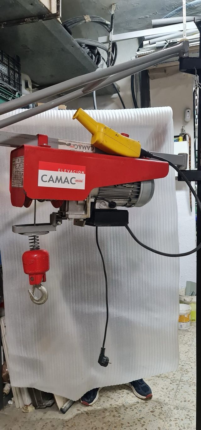 Montacargas Eléctrico CAMAC y estructura.
