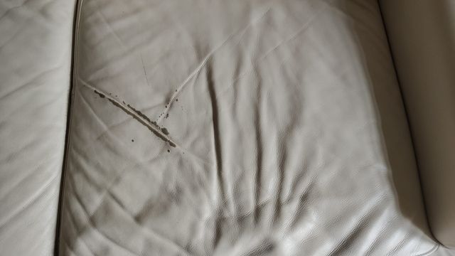 Sofá de cuero blanco para restaurar