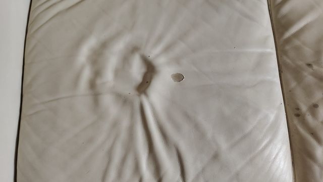 Sofá de cuero blanco para restaurar