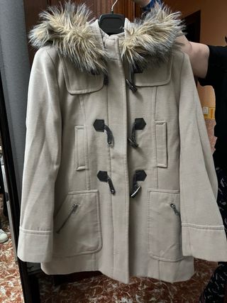 Abrigo beige con capucha y pelo,