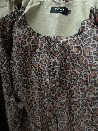 Abrigo beige con capucha y pelo,