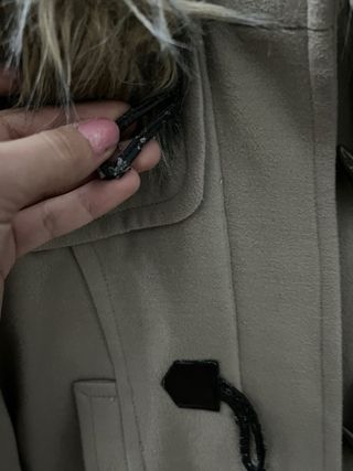 Abrigo beige con capucha y pelo,