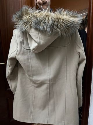 Abrigo beige con capucha y pelo,