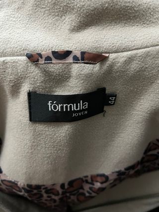 Abrigo beige con capucha y pelo,