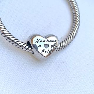 CHARM CORAZÓN DORADO Y PLATA