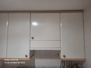 Muebles de cocina blancos y marrones