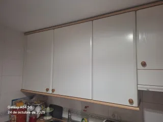 Muebles de cocina blancos y marrones