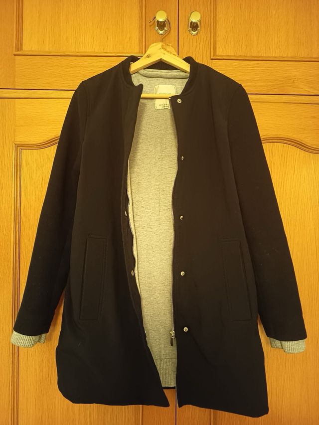 Abrigo negro Zara