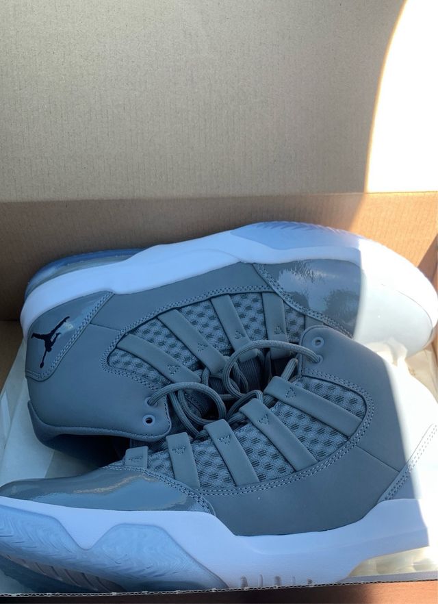 Jordan Max Aura Gris y Blanco