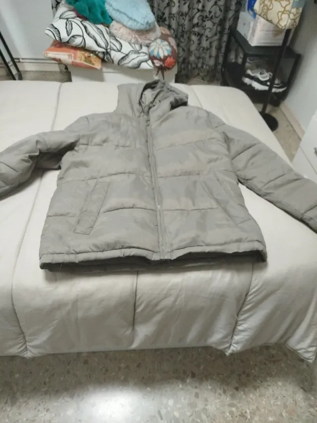 Chaqueta acolchada gris con capucha