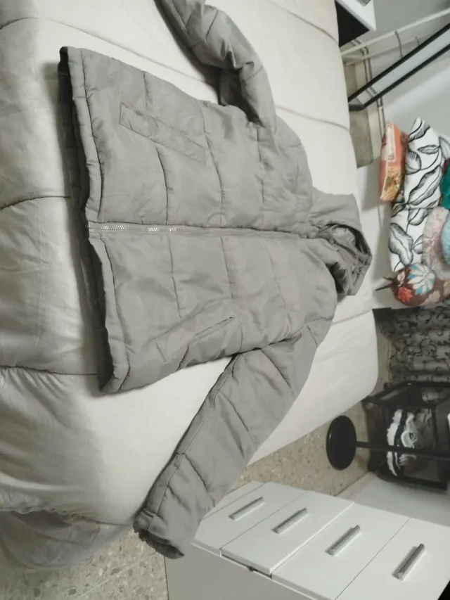 Chaqueta acolchada gris con capucha