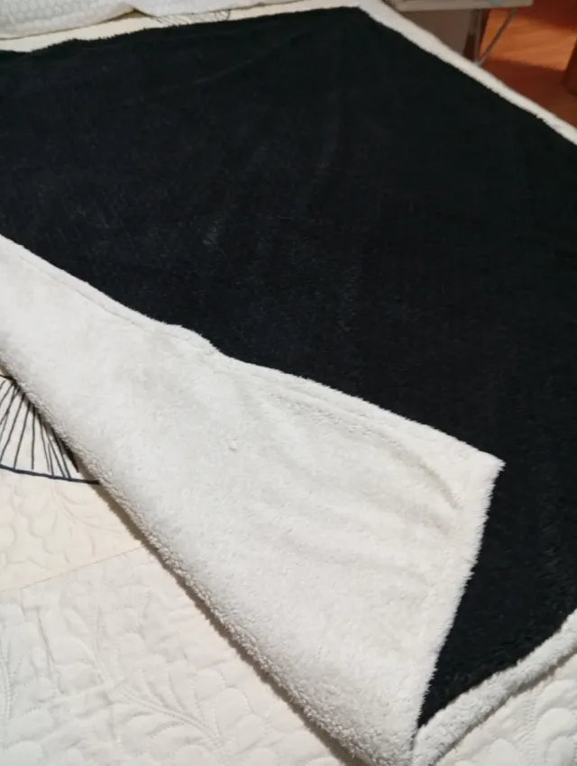 Manta sofá sillón negra fleece