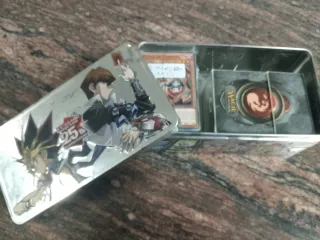 150 Cartas Yu-Gi-Oh! Aleatorias + deck box + lata