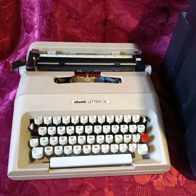 Macchina da scrivere Olivetti Lettera 35
