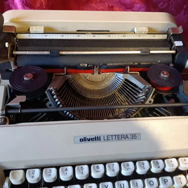 Macchina da scrivere Olivetti Lettera 35