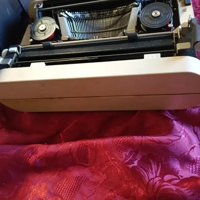 Macchina da scrivere Olivetti Lettera 35