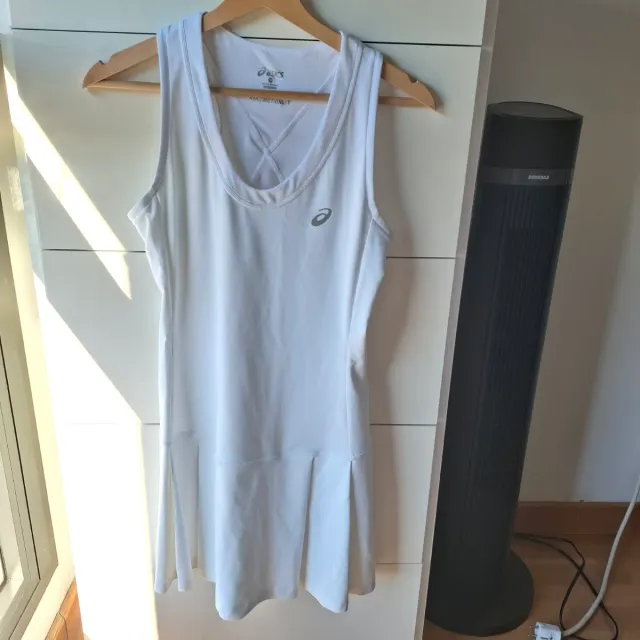 Vestido deportivo Asics blanco con pantalón.