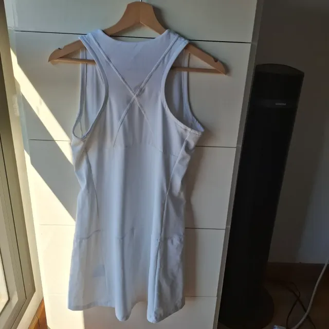 Vestido deportivo Asics blanco con pantalón.