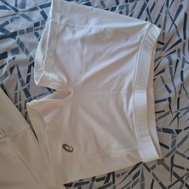 Vestido deportivo Asics blanco con pantalón.