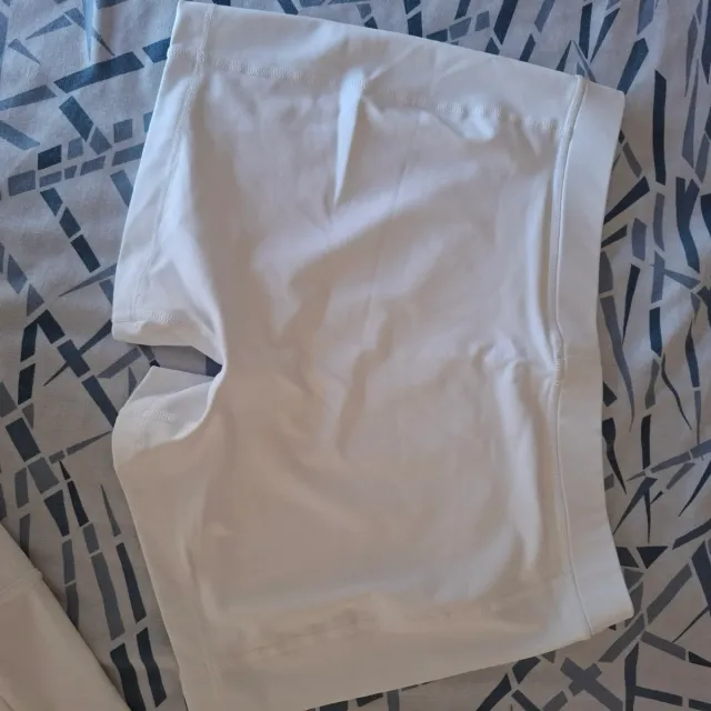 Vestido deportivo Asics blanco con pantalón.