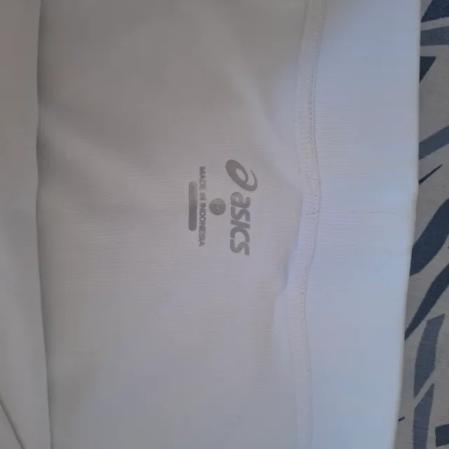 Vestido deportivo Asics blanco con pantalón.