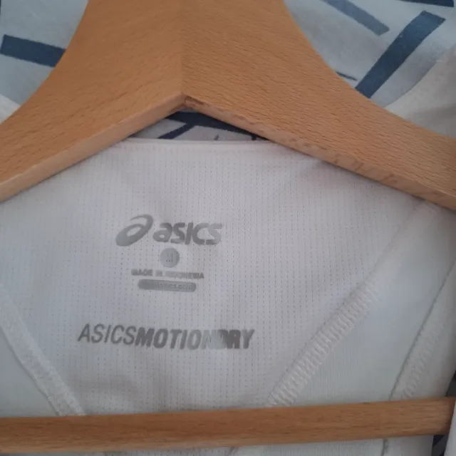 Vestido deportivo Asics blanco con pantalón.