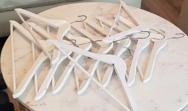 Perchas de madera blancas (Set de 10)