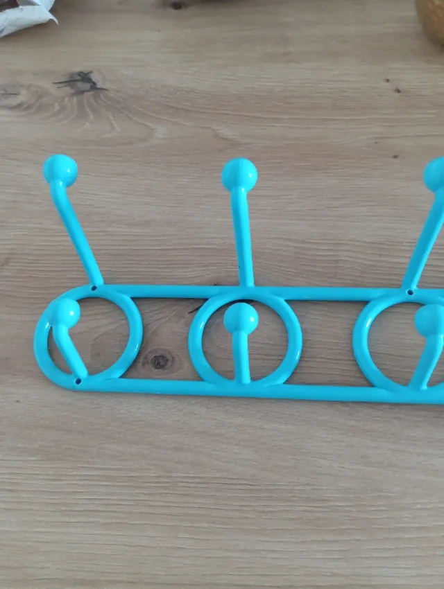 Perchero de plástico azul