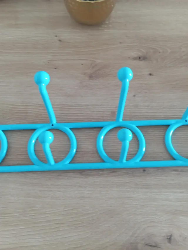 Perchero de plástico azul