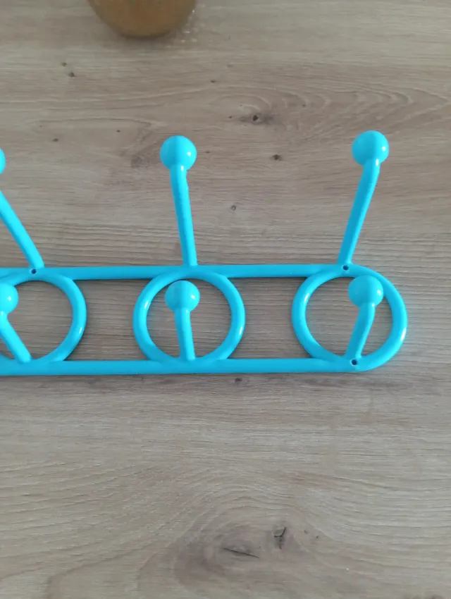 Perchero de plástico azul