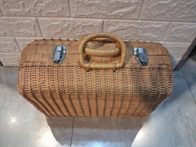 Maleta de mimbre vintage con cierres