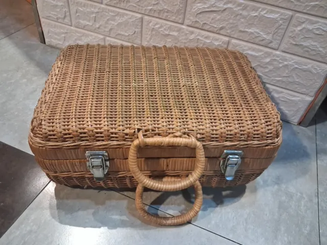 Maleta de mimbre vintage con cierres