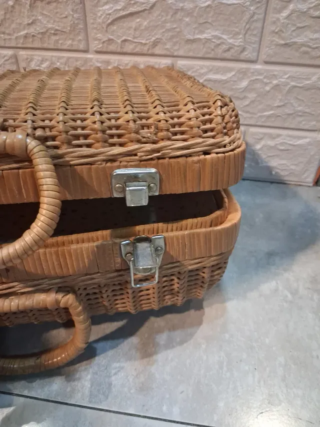 Maleta de mimbre vintage con cierres