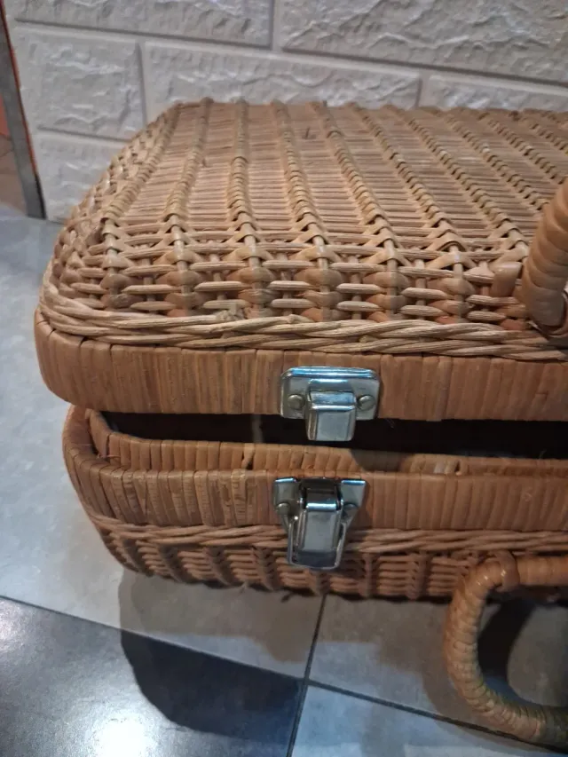 Maleta de mimbre vintage con cierres