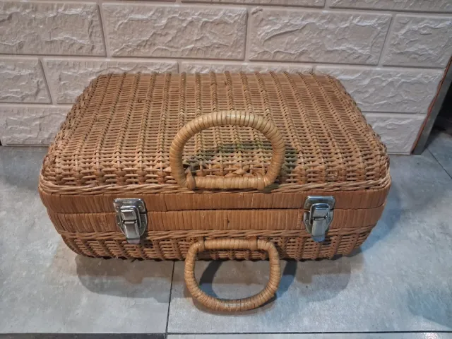 Maleta de mimbre vintage con cierres
