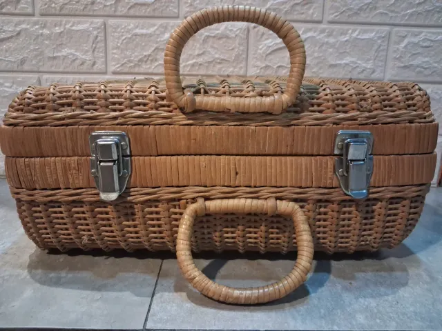 Maleta de mimbre vintage con cierres