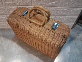 Maleta de mimbre vintage con cierres