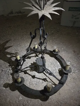 Lámpara de araña antigua de hierro forjado