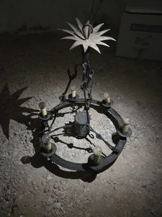 Lámpara de araña antigua de hierro forjado