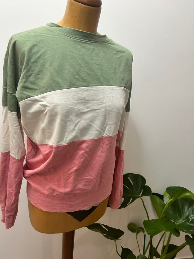 Sudadera color blanco, verde y rosa