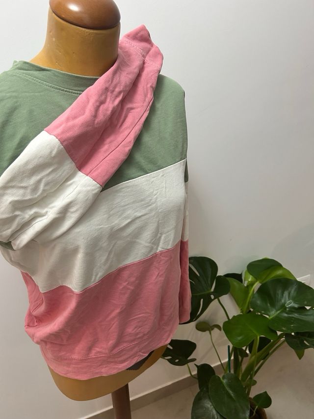 Sudadera color blanco, verde y rosa