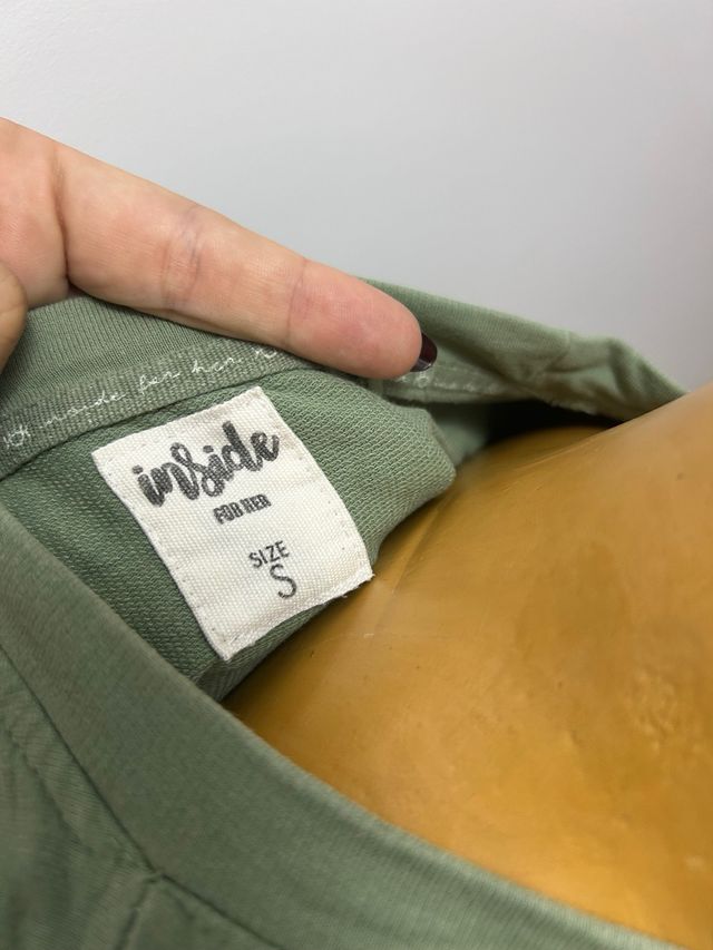 Sudadera color blanco, verde y rosa