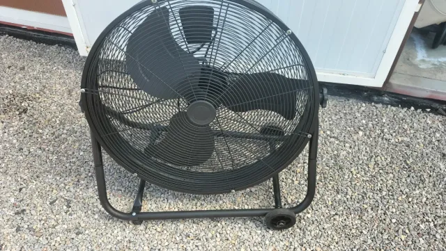 Ventilador industrial negro