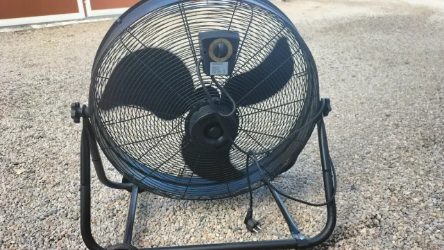 Ventilador industrial negro