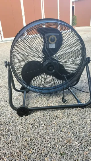 Ventilador industrial negro