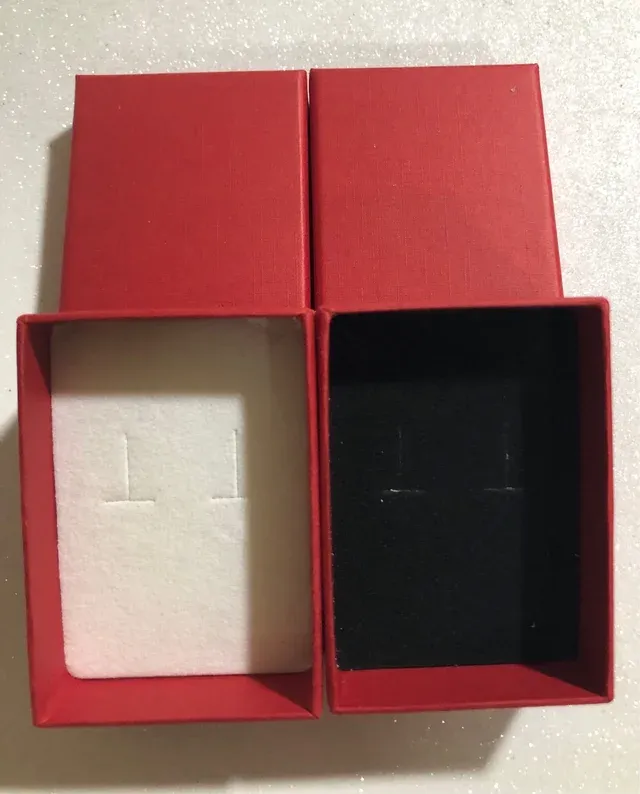 Scatole di carta nere e rosse