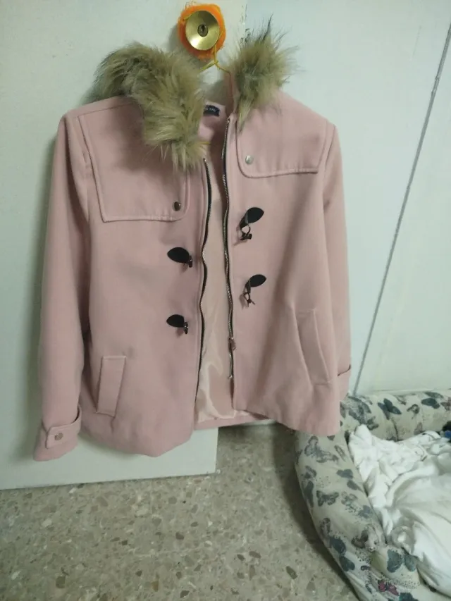 Abrigo rosa con capucha y pelo
