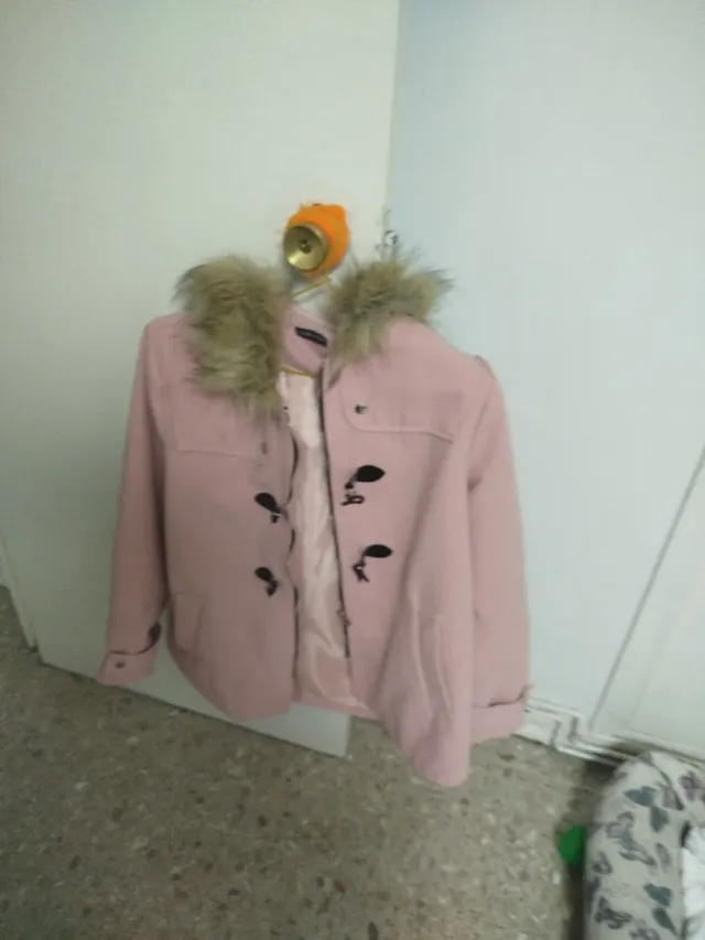 Abrigo rosa con capucha y pelo