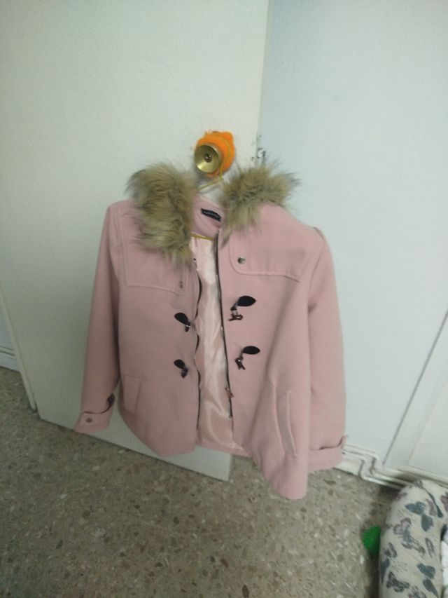 Abrigo rosa con capucha y pelo